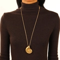 Lange Halskette mit goldenem Muschelanhänger und Lederkordel auf braunem Strickpullover - Gold Meerschnecke Stil (3625)