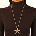 Lange Halskette mit einem strukturierten goldenen Seestern-Anhänger an Kordel - Gold Seestern Stil (9998)