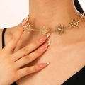 Collana choker vintage con totem solare dorato e cinque ciondoli per donne - Choker Fiamma del Sole (Intarsiato con Strass) / Oro (DZ-435-20)