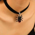 Collana choker gotica con fascia in velluto nero e ciondolo a ragno con gemma rossa - Ragno Gemma Rossa Nero Lucido (05 Ragno Nero Lucido 1979)