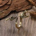 Makroaufnahme von drachenförmigem Zigarettenhalter-Ring mit feiner Schuppentextur - Drachen Stil / Antik Bronze (WG-0010)