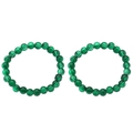 Detailopname van twee doorschijnende groene kristallen kralenarmbanden op een witte achtergrond - Smaragdgroen