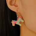 Dettaglio di un orecchino a forma di unicorno in acrilico con strisce arcobaleno - Orecchini Pony Colorati (A-869)