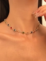 Nahaufnahme der goldenen Y-Halskette mit bunten herzförmigen Kristallanhängern - Bunte Strass Herz Halskette (KC Goldfarbe N-216)