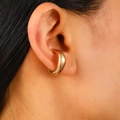 Vista detallada de un earcuff dorado grueso en forma de C en modelo con acabado - Dorado Forma U (F06)