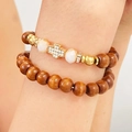 Set di due bracciali elastici in perline di legno con ciondolo a croce dorata e strass lucidi - Stile Croce / Set da 2 pezzi / Combinazione Marrone Oro (01)