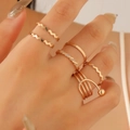 Vergoldetes Mode-Ring-Set mit Wellendesigns und funkelnden Kristall-Akzenten - Gold Kugel Wickel Stil (WG0073)