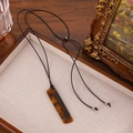 Detalle del colgante de peine de resina carey con cordón negro ajustable estilo retro - Peine Largo Estilo Carey Vintage (Resina, Peine Largo 3657)