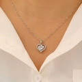 Gros plan du collier cœur avec incrustation de zircon porté par un mannequin - Blanc K F71