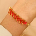 Handgefertigtes Boho-Perlenarmband in Rot und Bernstein mit gewebtem Pfeilmuster - Rot (N-1047)