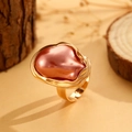 Detailansicht eines goldenen Rings mit unregelmäßiger flüssiger Metalltextur auf Holz - Offener Ring (G-560) / Rosékupfer