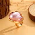 Detailaufnahme des unregelmäßigen rosa Barockperlenrings mit goldener Fassung - Offener Ring (G-561) / Rosa