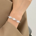 Primer plano de pulsera plateada con pedrería marquise en muñeca con traje elegante - Estilo de Grupo Marquesa (K-1540)