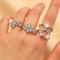 Ensemble de quatre bagues argentées avec fleurs 3D blanches et cristaux pour femme - Lot de 4 Bagues Fleur Feuille Perle Artificielle (ETJZ089)