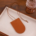 Funda minimalista de cuero marrón para llaves con cordón trenzado y botón de presión - Estilo de cuero cuadrado color caramelo (Cuero cuadrado 11676)