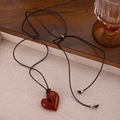 Collar minimalista con colgante de corazón rojo, cordón negro ajustable y cuentas de metal - Estilo de acrílico en forma de corazón rojo oscuro (Acrílico Rojo X602)