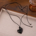 Collar minimalista con colgante de corazón negro y cuentas plateadas en cordón trenzado - Estilo de acrílico de corazón negro pulido (Acrílico negro 2275)