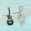 Detail von silbernen Musikohrringen mit Gitarre und Violinschlüssel mit Strasssteinen - Asymmetrische Ohrstecker mit Gitarre und Violinschlüssel (K-1563)