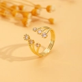 Elegante gouden open ring voor dames met drielaagse band en zes fonkelende zirkoonstenen - Drielaagse Zes-Stenen Open Ring (02 Licht KC Goud S326) / Licht KC Goud