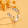 Elegante zilveren open ring met drievoudige vlechtband en zes heldere zirkonia steentjes - Zilveren Drielaagse Zes-Stenen Open Ring (09 Wit K S213) / Helder Zilver