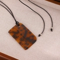 Colgante mini peine de acetato carey minimalista con collar de cordón negro ajustable - Peine de dientes anchos de resina con textura de carey (Peine de resina de dientes anchos M-389)