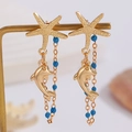 Vue détaillée de boucles d'oreilles étoile de mer dorées avec perles bleues - Boucles d'oreilles gland dauphin étoile de mer perle bleue (5796)