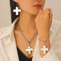 Silbernes Schmuckset mit Kreuzanhängern Hammerschlag-Optik und OT-Verschluss Halskette - Kreuz Schmuckkollektion / Silber