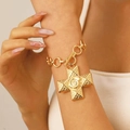 Nahaufnahme eines goldenen Gliederkettenarmbands mit strukturiertem Kreuzanhänger - Spiralmuster-Kreuzarmband (12034) / Gold
