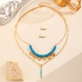 Detail der 14K Gold-Halskette mit himmelblauen Perlen und passenden gewellten Ohrsteckern - Seebrillanter Wellenförmige Halskette Und Ohrringe Set (2377+5647) / Gold