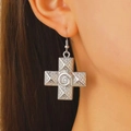 Silberne Kreuz-Ohrhänger mit geprägter Punktstruktur und Relief-Design im Vintage-Stil - Spiralmuster-Kreuzohrringe (4684) / Silber
