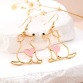 Süße goldene hohle Welpen-Ohrhänger mit rosa Emaille-Herz auf weißem Stein Hintergrund - Legierung / Gold
