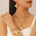 Goldene 3D-Kreuz-Halskette mit Spiralstruktur und grober dicken Knebelverschluss-Kette - Spiralkreuz Schmuckset / Gold