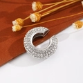 Dettaglio ravvicinato di un earcuff a C argento con strass rotondi brillanti incastonati - Argento (Singolo-2.1cm)