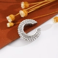 Macro di un orecchino ear cuff a C argentato con pavé di zirconi bianchi brillanti - Argento (Singolo-1.9cm)