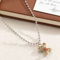 Dettaglio macro del ciondolo a forma di orso bruno con papillon rosso su catena argento - Collana a Catena con Sfere Orsetto Fiocco Rosso (1813)