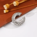 Dettaglio dell'orecchino a morsetto argentato a forma di C con strass brillanti - Argento (Singolo-1.3cm)