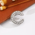 Macro di un ear cuff a C in argento con file di strass scintillanti e finitura a specchio lucida - Argento (Singolo-1.6cm)