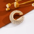 Dettaglio macro di un earcuff a C placcato oro con pavé di cristalli scintillanti - Oro (Singolo-2.1cm)