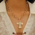 Collana vintage a catena dorata con ciondolo a croce bicolore e chiusura a barra su modella - Collana Oro (7572)