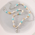 Dettaglio della collana bohémien con conchiglie, perle turchesi e ciondolo argento - Conchiglia Argento Antico 04-10514