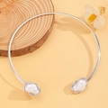 Silberner offener Choker mit zwei Barockperlen im minimalistisch modernen Design - Halsband (4595) / Weiß