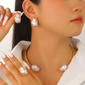 Goldenes Barockperlen-Schmuckset mit Halsband, Ring und Ohrringen für Damen - Set aus Choker, Ohrringen und Ring / Gold