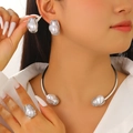 Modernes silbernes Barockperlen-Choker-Schmuckset mit passenden Ohrringen und Ring - Set aus Choker, Ohrringen und Ring / Silber