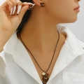 Set di gioielli con orsetto marrone con collana e orecchini a perno da donna - Set Collana e Orecchini a Bottone Orsetto Marrone (6773+1833)