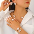 Barock-Perlen-Schmuckset mit unregelmäßiger goldener Kette und Ohrringen - Set aus Ohrringen, Ring, Choker und Armband / Gold