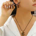 Set di gioielli con collana e orecchini a forma di orsetto marrone per donna - Set Collana e Orecchini Orsetto con Fiocco a Quadri (6773+1834)