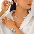 Barock-Perlen Schmuckset in Silber mit Halskette, Ohrringen, Armband und Ring - Set aus Ohrringen, Ring, Choker und Armband / Silber