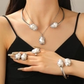 Barock-Perlen-Schmuckset mit silbernem Choker, Ohrringen, Ring und Armband - Set aus Halskette, Choker, Armband, Ohrringen und Ring / Silber