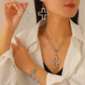 Detailansicht des funkelnden silbernen Kreuzschmuck-Sets mit Halskette, Ohrringen und Armband - Kreuz Schmuckkollektion / Silber