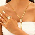 Goldenes Barockperlen Y-Halsketten und Ring Set an einem weiblichen Model getragen - Ring und Halskette Set / KC Gold